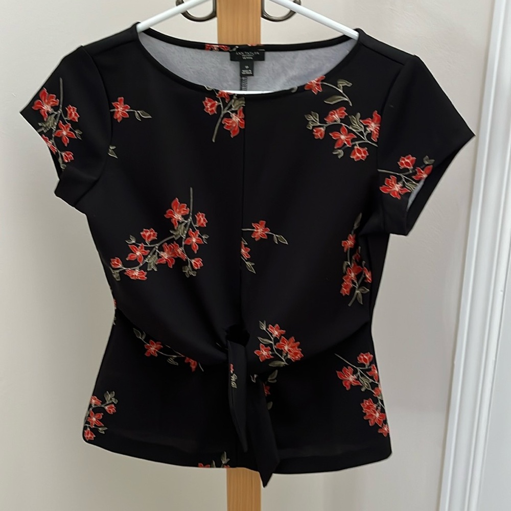 💐PETITE NWOT Ann Taylor flowered top with tie